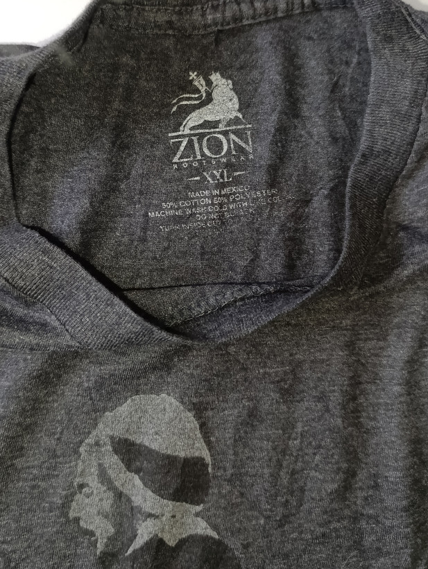 تی شرت مردانه برند زیون ZION استوک اورجینال رنگ خاکستری نمای یقه و برند