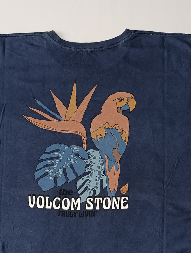 تی شرت مردانه برند VOLCOM STONE استوک اورجینال رنگ سرمه ای نمای نزدیک چاپ