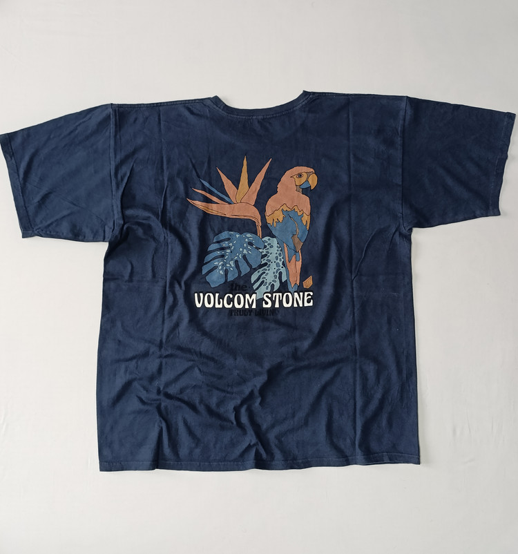 تی شرت مردانه برند VOLCOM STONE استوک اورجینال رنگ سرمه ای نمای پشت