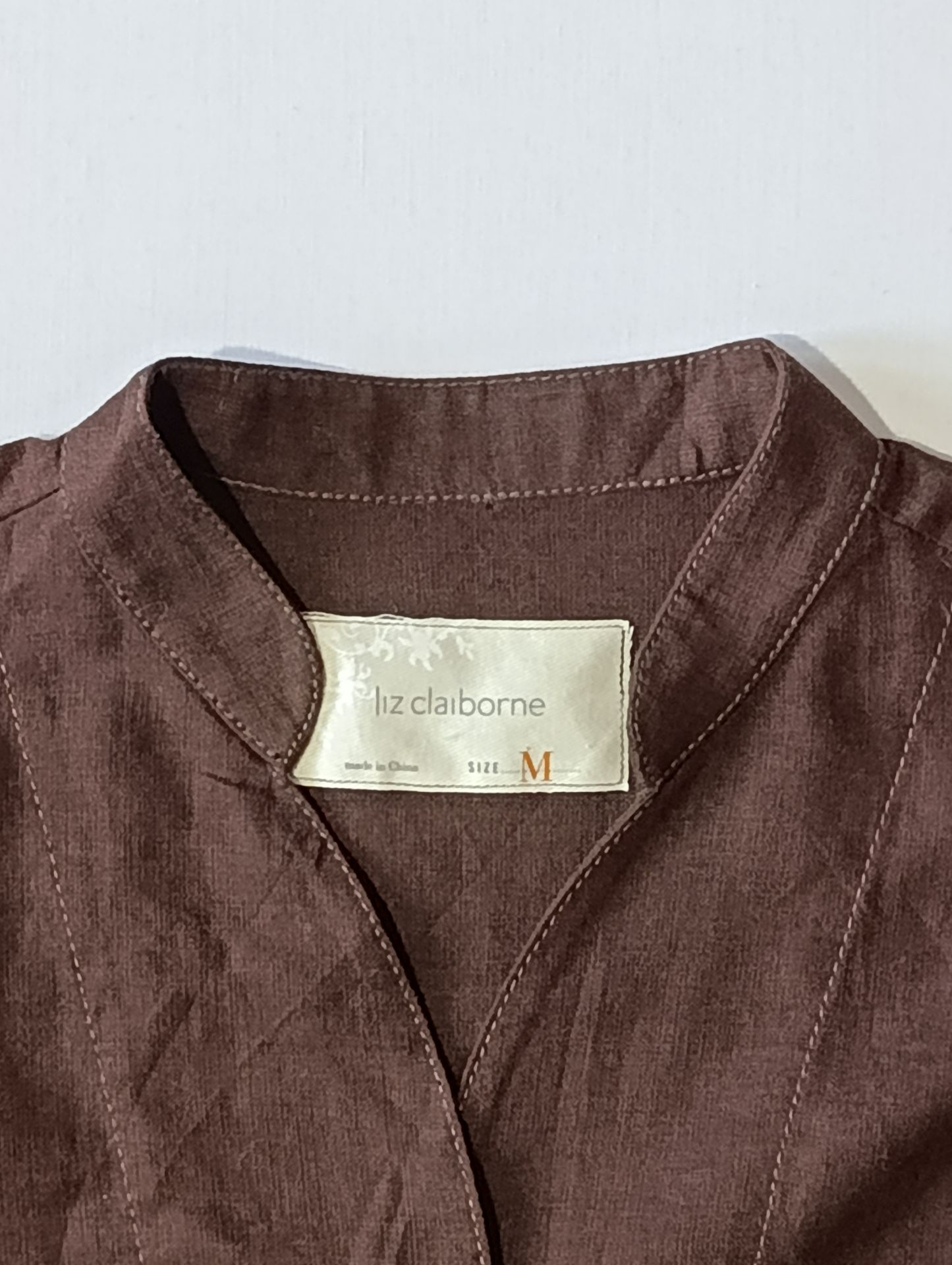 کت تک زنانه لینن برند LIZ CLAIBORNE استوک اورجینال رنگ قهوه ای نمای یقه و برند