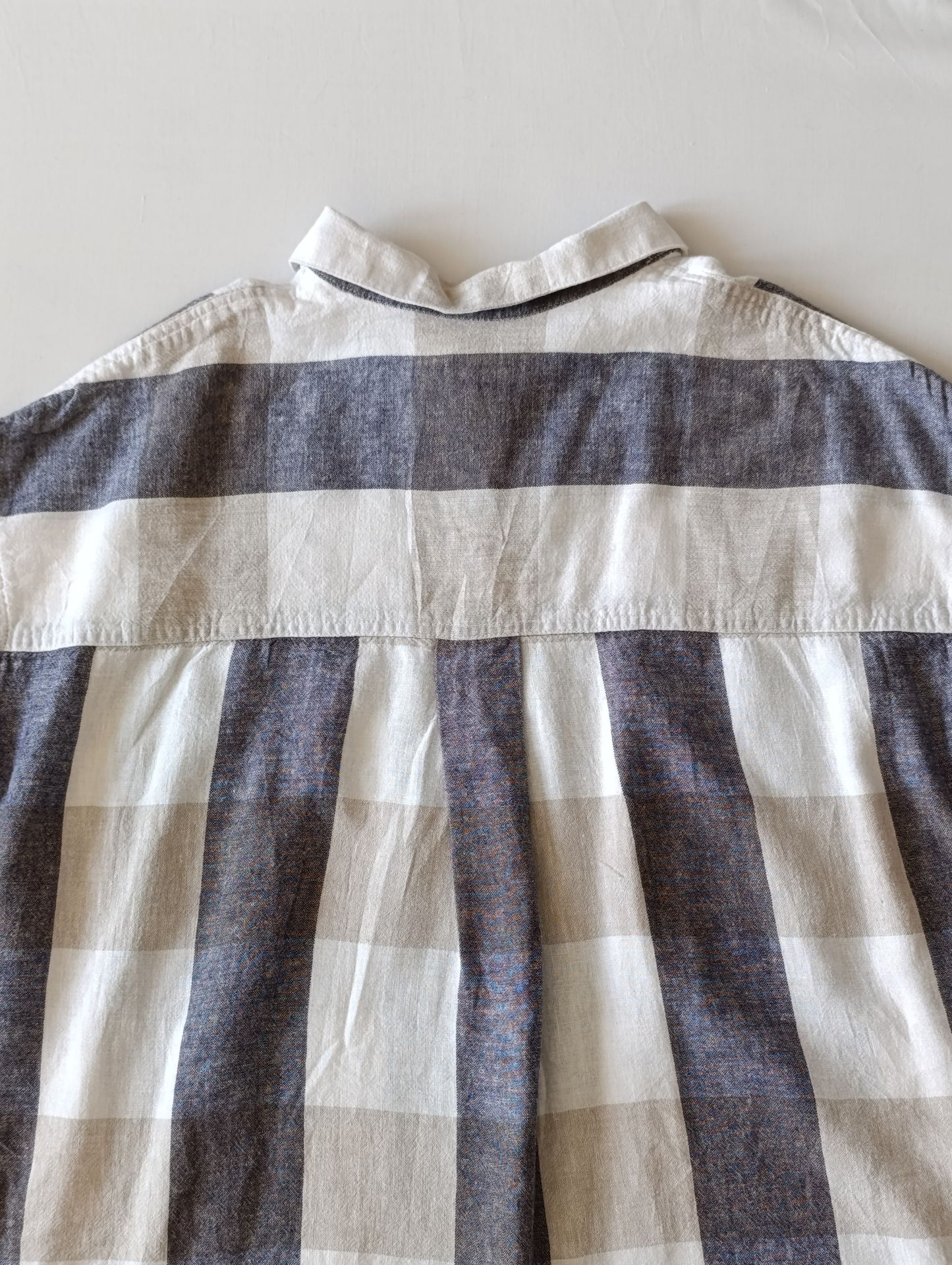 پیراهن لینن زنانه برند OLD NAVY استوک مدل چهارخانه نمای پشت یقه