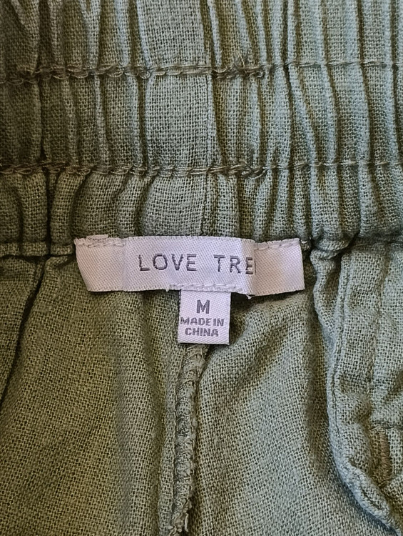 شلوارک لینن زنانه برند LOVE TREE استوک رنگ سبز پسته نمای اتیکت و برند