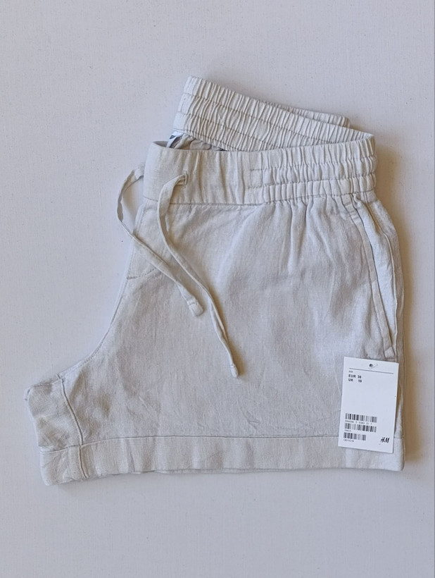 شلوارک لینن زنانه برند OLD NAVY استوک اورجینال رنک سفید نمای کنار