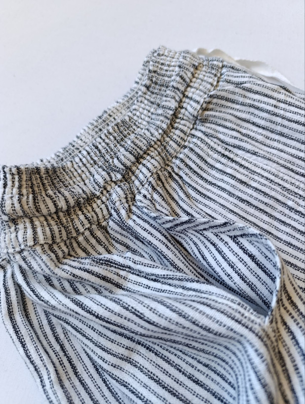 شلوارک لینن زنانه برند MAURICES استوک اورجینال طرح راه راه سفید مشکی نمای جیب بغل