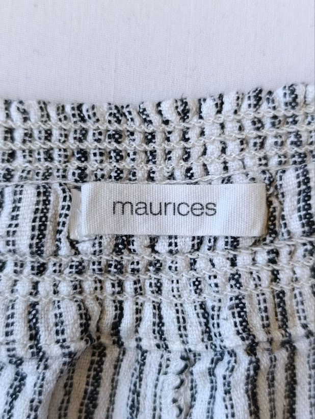 شلوارک لینن زنانه برند MAURICES استوک اورجینال طرح راه راه سفید مشکی نمای اتیکت و برند