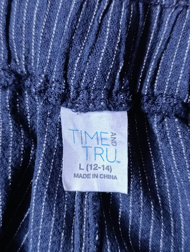 شلوارک لینن زنانه برند TIME AND TRU استوک اورجینال رنگ سرمه ای نمای اتیکت و برند