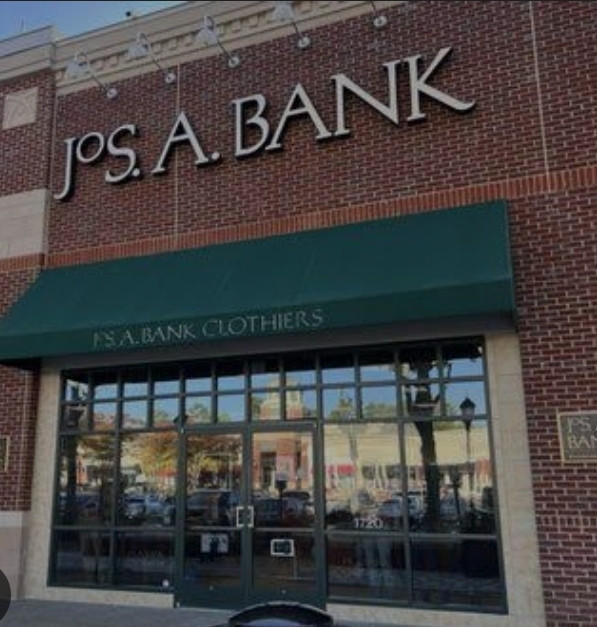 پیراهن لینن مردانه برند JOS.A BANK استوک اورجینال رنگ صورتی پودری نمای فروشکاه این برند