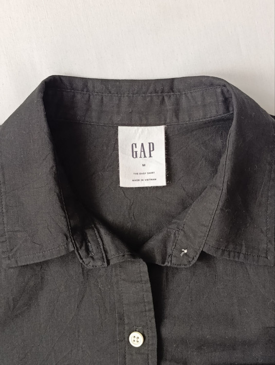 شومیز لینن زنانه برند گپ GAP استوک اورجینال رنگ مشکی نمای یقه و برند