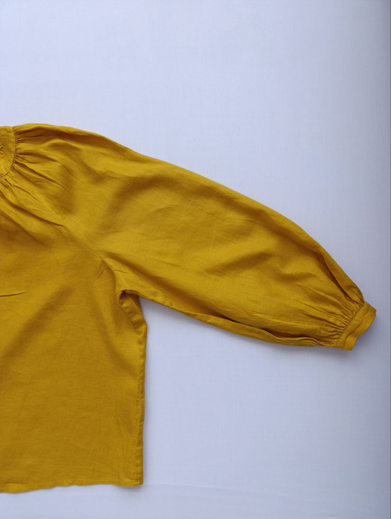 شومیز لینن زنانه برند BANANA REPUBLIC استوک رنگ خردلی نمای جنس پارچه
