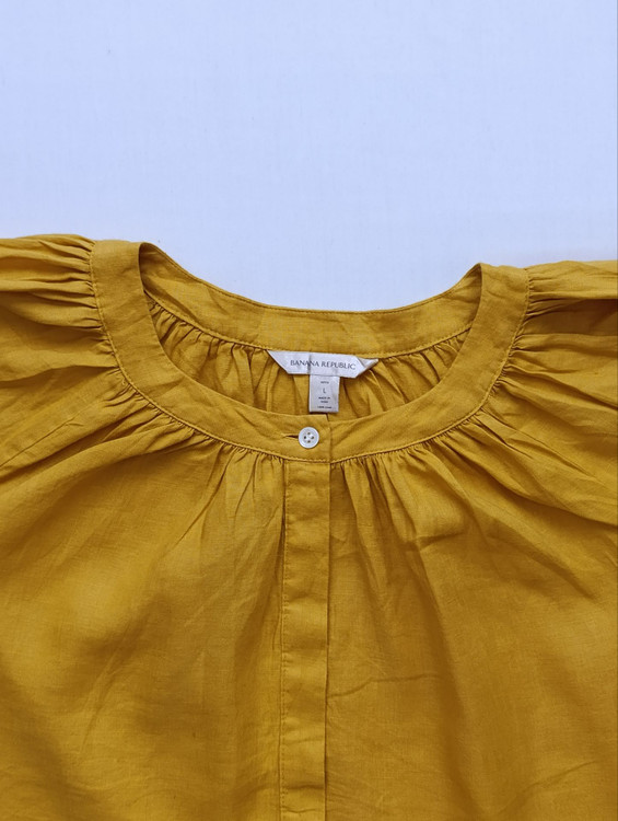 شومیز لینن زنانه برند BANANA REPUBLIC استوک رنگ خردلی نمای یقه