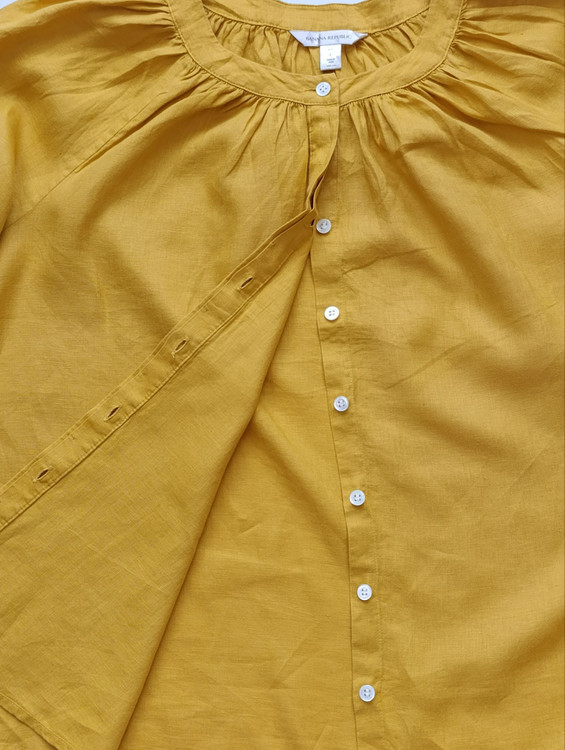 شومیز لینن زنانه برند BANANA REPUBLIC استوک رنگ خردلی نمای دکمه ها