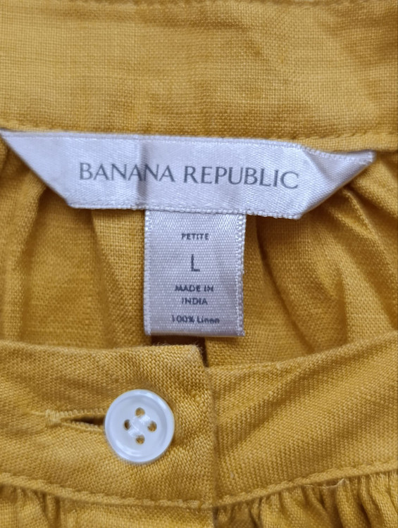 شومیز لینن زنانه برند BANANA REPUBLIC استوک رنگ خردلی نمای اتیکت پشت یقه