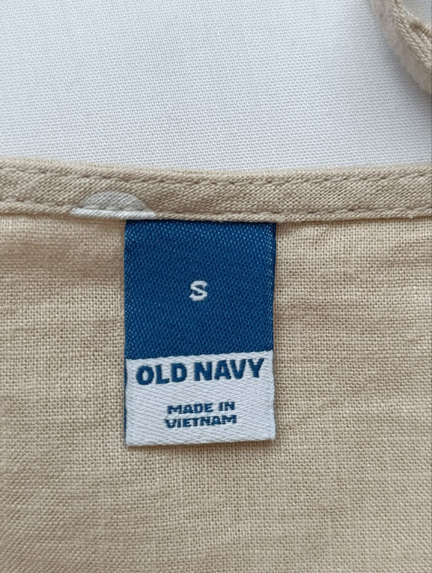 تاپ بندی لینن زنانه برند OLD NAVY استوک رنگ کرم نمای اتیکت یقه