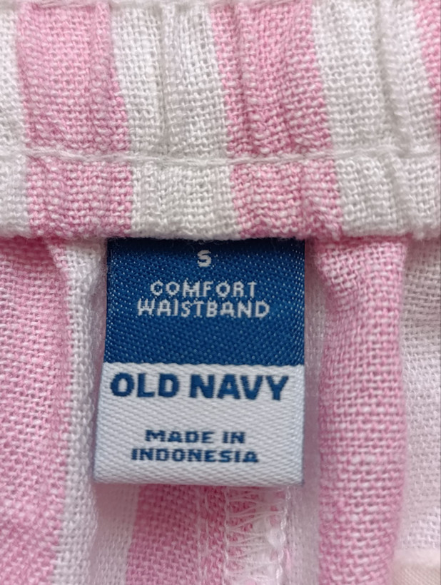 شلوارک زنانه لینن برند OLD NAVY استوک اورجینال رنگ صورتی_سفید نمای اتیکت و برند