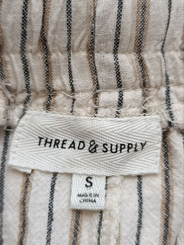 شلوارک زنانه لینن برند THREAD & SUPPLY استوک اورجینال راه راه نمای اتیکت و برند