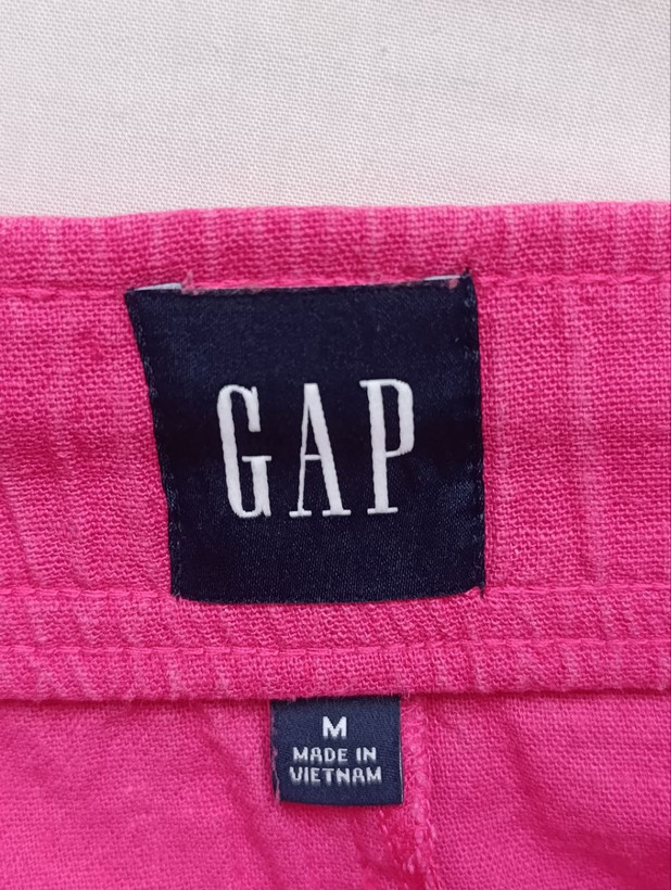 شلوارک زنانه لینن برند GAP استوک اورجینال رنگ صورتی نمای برند و اتیکت
