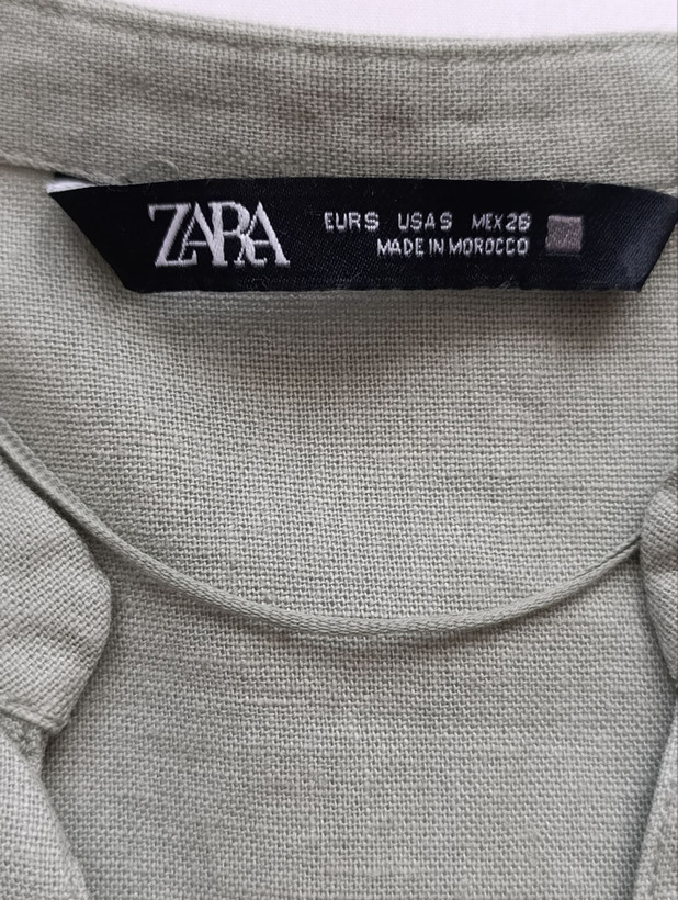 شومیز لینن زنانه برند ZARA استوک اورجینال رنگ زیتونی نمای برند و اتیکت