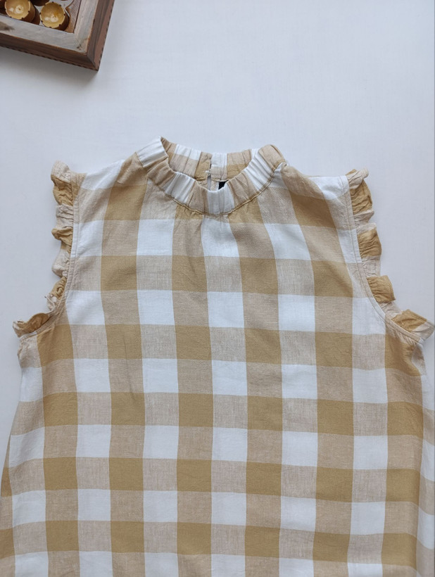 تاپ زنانه لینن برند WHO WHAT WEAR استوک اورجینال طرح چهارخانه نمای جلو و یقه