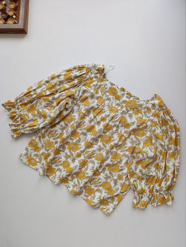 بلوز زنانه لینن برند CUPCAKES AND CASHMERE استوک اورجینال طرح گلدار نمای جلو
