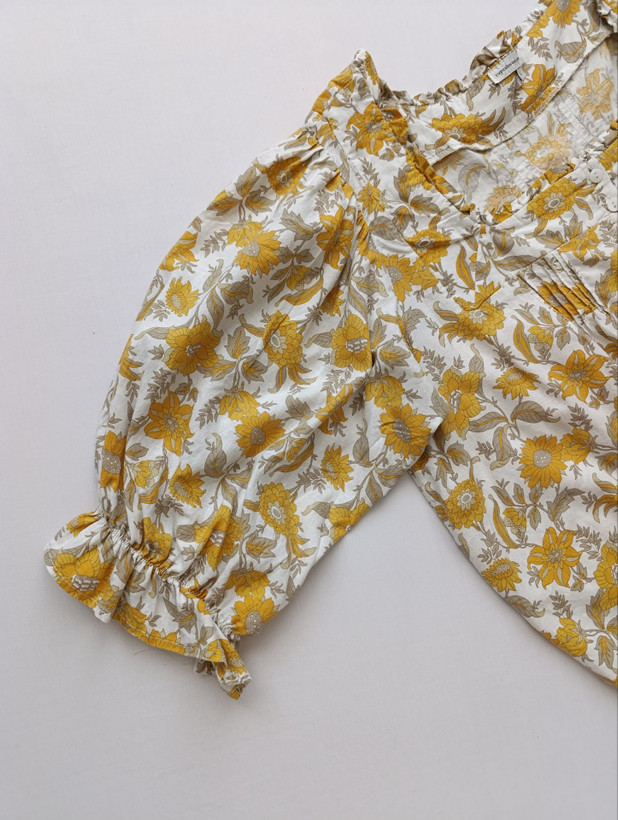 بلوز زنانه لینن برند CUPCAKES AND CASHMERE استوک اورجینال طرح گلدار نمای آستین