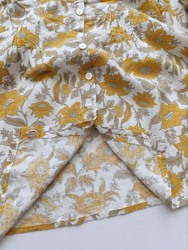 بلوز زنانه لینن برند CUPCAKES AND CASHMERE استوک اورجینال طرح گلدار نمای دکمه