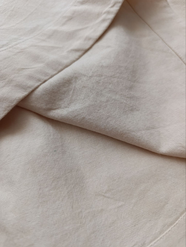 تاپ زنانه نخی برند MAUD HELINE استوک اورجینال رنگ کرم نمای نزدیک جنس پارچه