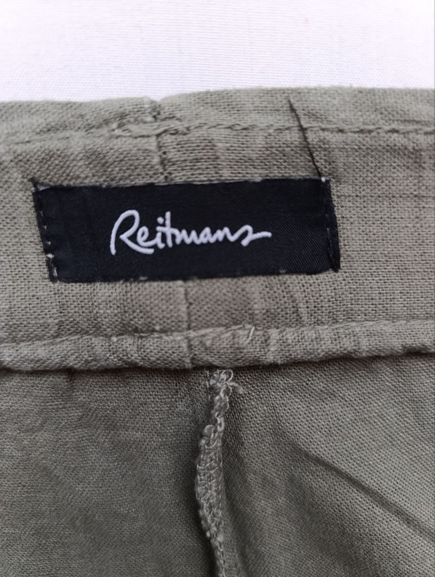 شلوارک زنانه لینن برند REITMANS استوک اورجینال رنگ زیتونی نمای برند و اتیکت