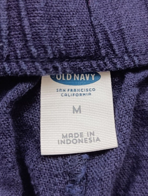 شلوارک زنانه لینن برند OLD NAVY استوک اورجینال رنگ سرمه ای نمای برند و اتیکت