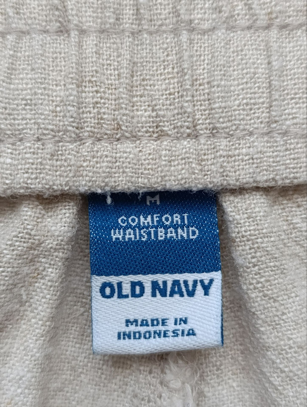 شلوارک زنانه لینن برند OLD NAVY استوک اورجینال رنگ کرم نمای برند و اتیکت