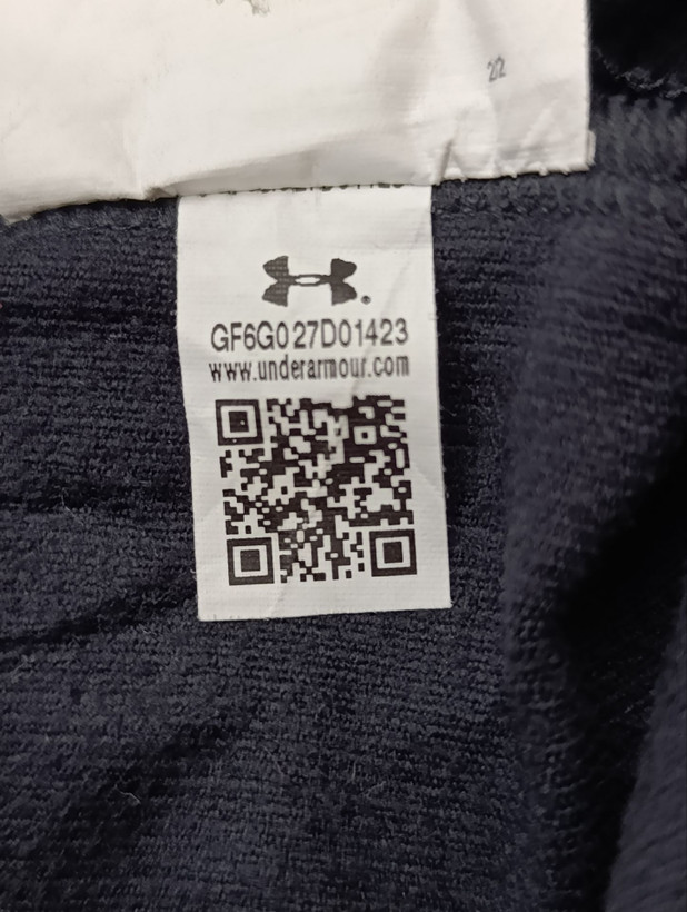 لباس ورزشی برند UNDER ARMOUR استوک اورجینال رنگ مشکی نمای اتیکت