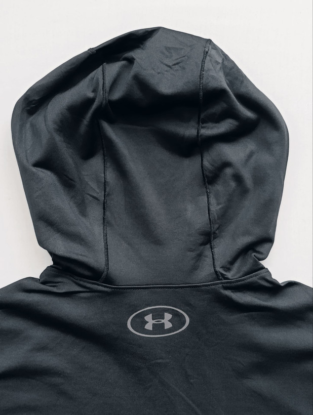 لباس ورزشی برند UNDER ARMOUR استوک اورجینال رنگ مشکی نمای پشت کلاه