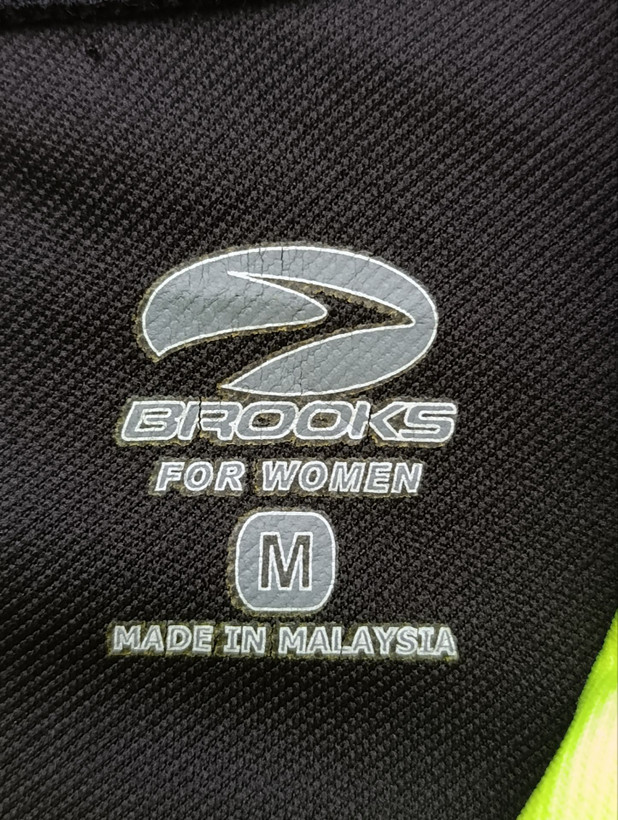 نیم زیپ ورزشی برند BROOKS استوک اورجینال رنگ فسفری_سیاه نمای اتیکت برند