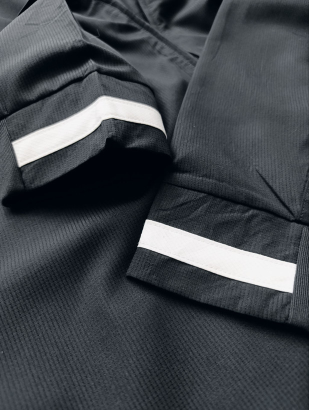 بادگیر مردانه برند ADIDAS استوک اورجینال رنگ مشکی نمای سرآستین