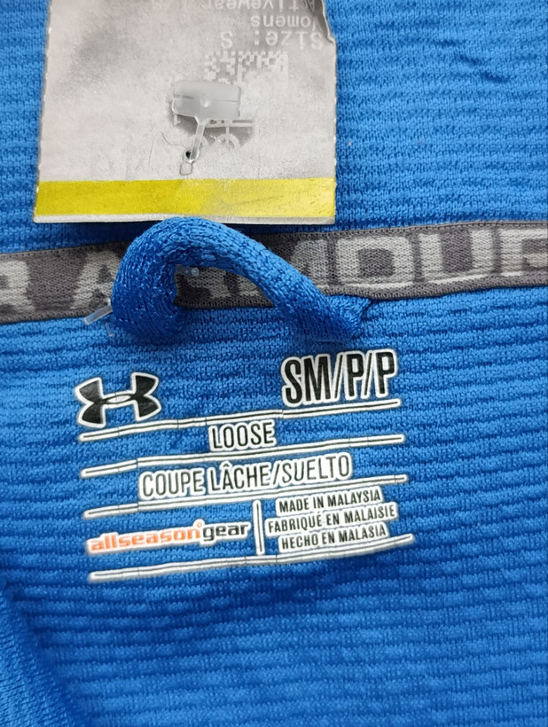 لباس ورزشی برند UNDER ARMOUR استوک اورجینال رنگ آبی نمای اتیکت و برند