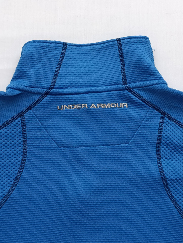 لباس ورزشی برند UNDER ARMOUR استوک اورجینال رنگ آبی نمای پشت یقه