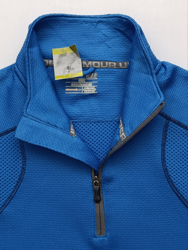 لباس ورزشی برند UNDER ARMOUR استوک اورجینال رنگ آبی نمای یقه