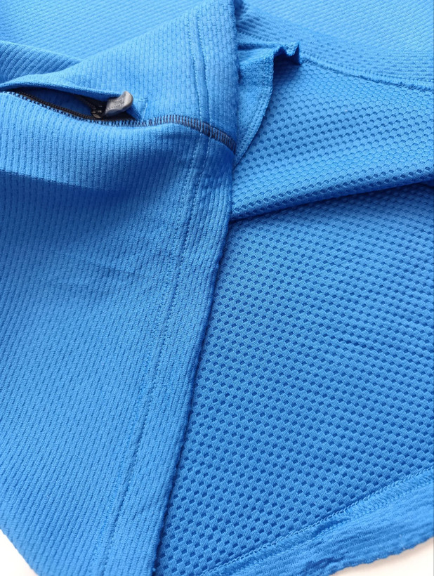 لباس ورزشی برند UNDER ARMOUR استوک اورجینال رنگ آبی نمای نزدیک جنس پارچه
