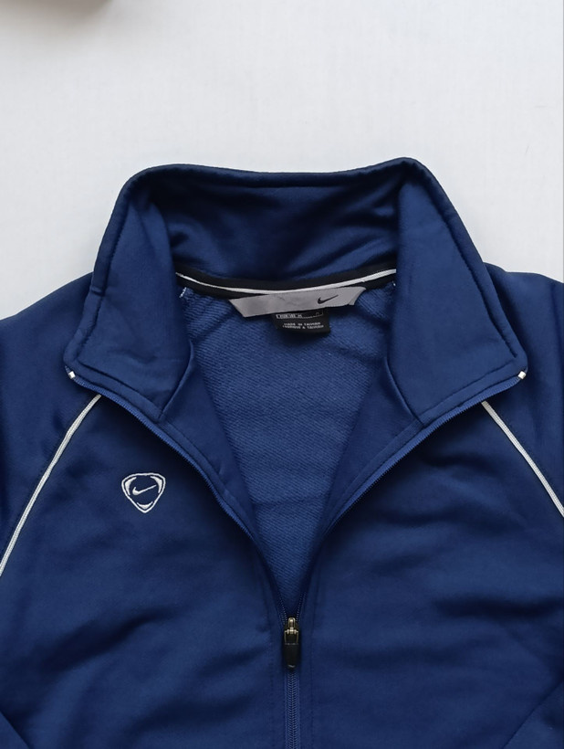 لباس ورزشی برند NIKE استوک اورجینال رنگ سرمه ای نمای یقه