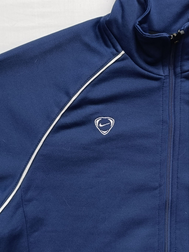 لباس ورزشی برند NIKE استوک اورجینال رنگ سرمه ای نمای برند روی لباس