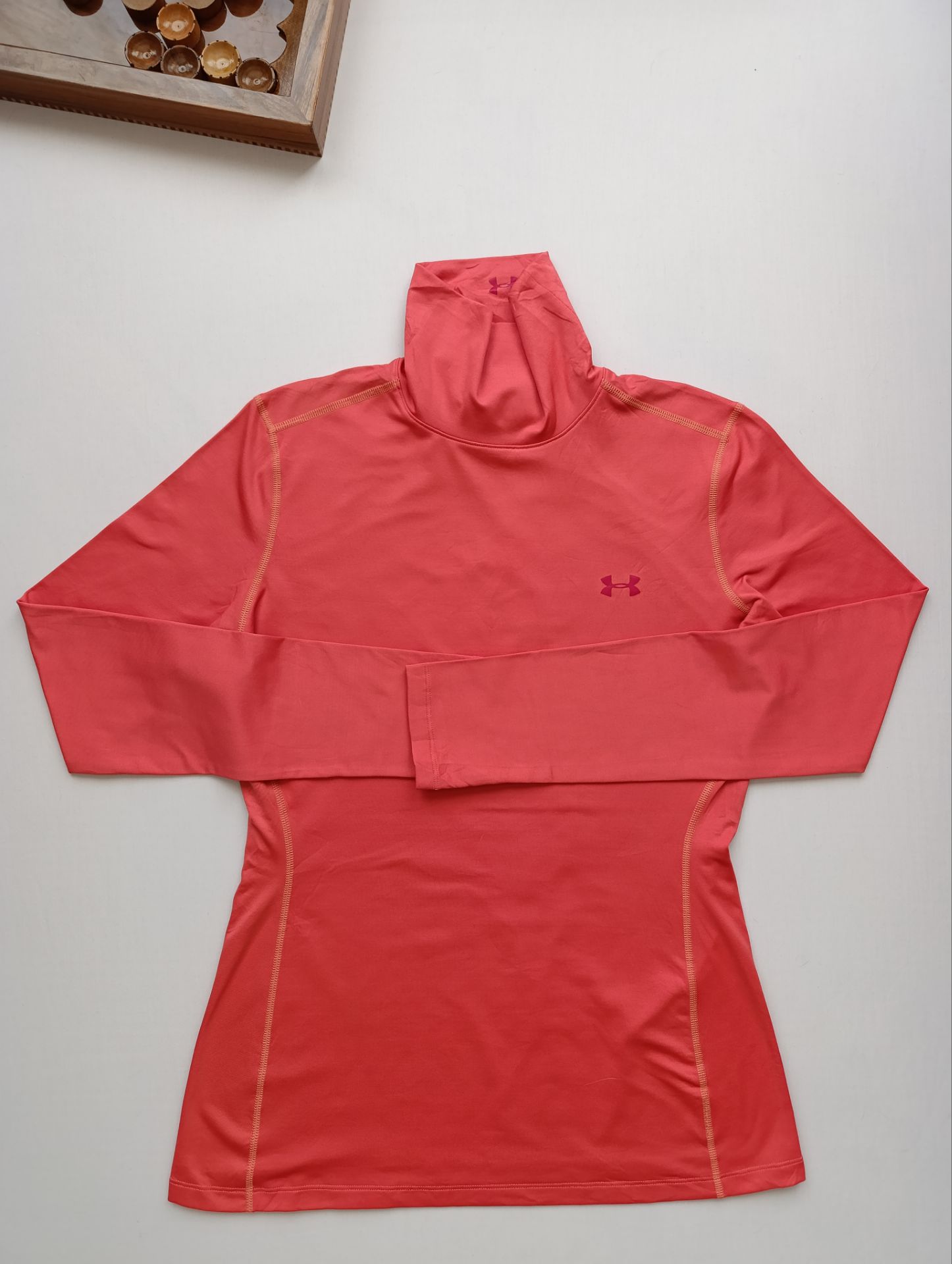 لباس ورزشی زنانه برند UNDER ARMOUR استوک اورجینال رنگ صورتی نمای جلو