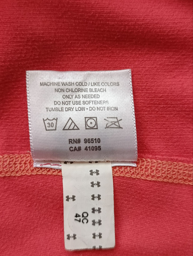 لباس ورزشی زنانه برند UNDER ARMOUR استوک اورجینال رنگ صورتی نمای اتیکت مشخصات