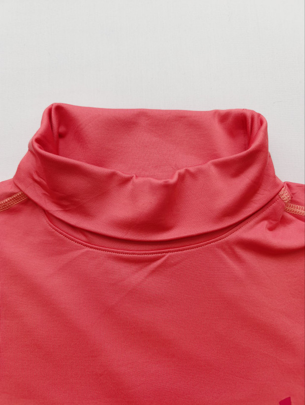 لباس ورزشی زنانه برند UNDER ARMOUR استوک اورجینال رنگ صورتی نمای یقه