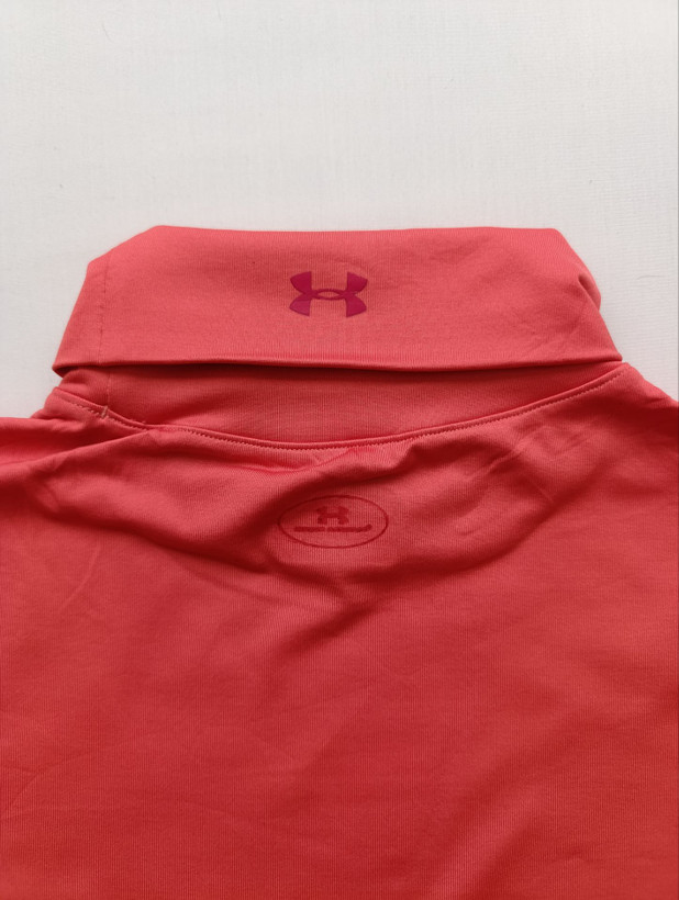 لباس ورزشی زنانه برند UNDER ARMOUR استوک اورجینال رنگ صورتی نمای پشت یقه