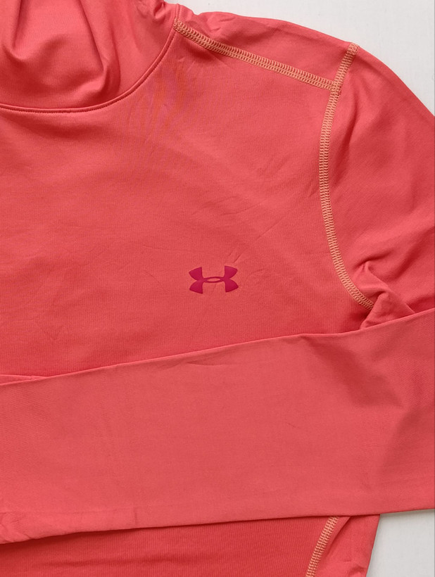 لباس ورزشی زنانه برند UNDER ARMOUR استوک اورجینال رنگ صورتی نمای برند لوگوی برند