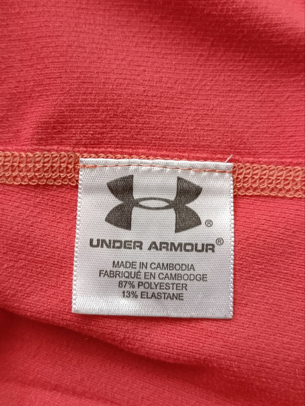 لباس ورزشی زنانه برند UNDER ARMOUR استوک اورجینال رنگ صورتی نمای اتیکت و برند