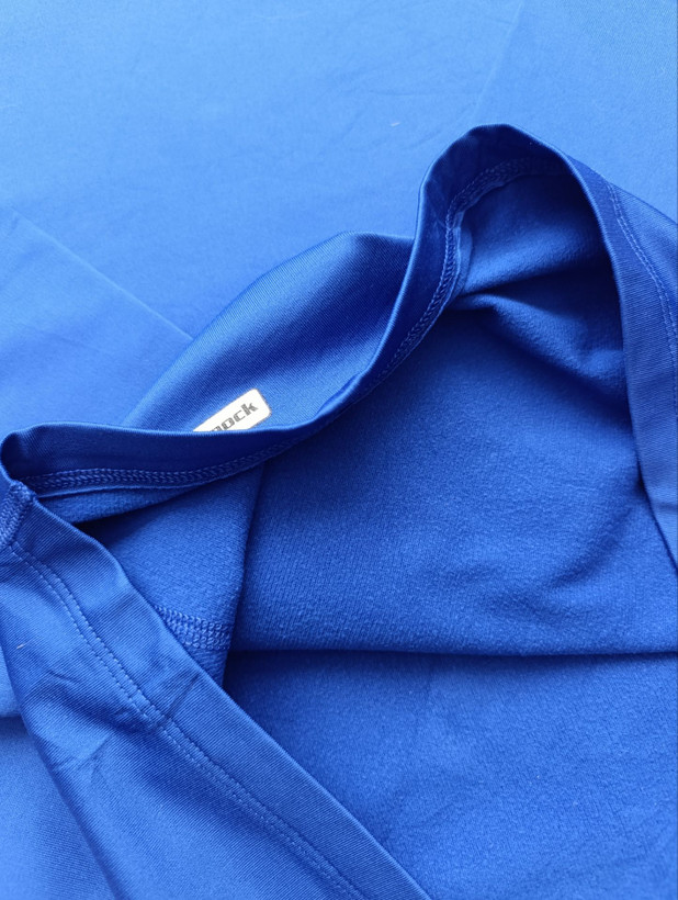 لباس ورزشی زنانه برند UNDER ARMOUR استوک اورجینال رنگ آبی نمای نزدیک جنس پارچه
