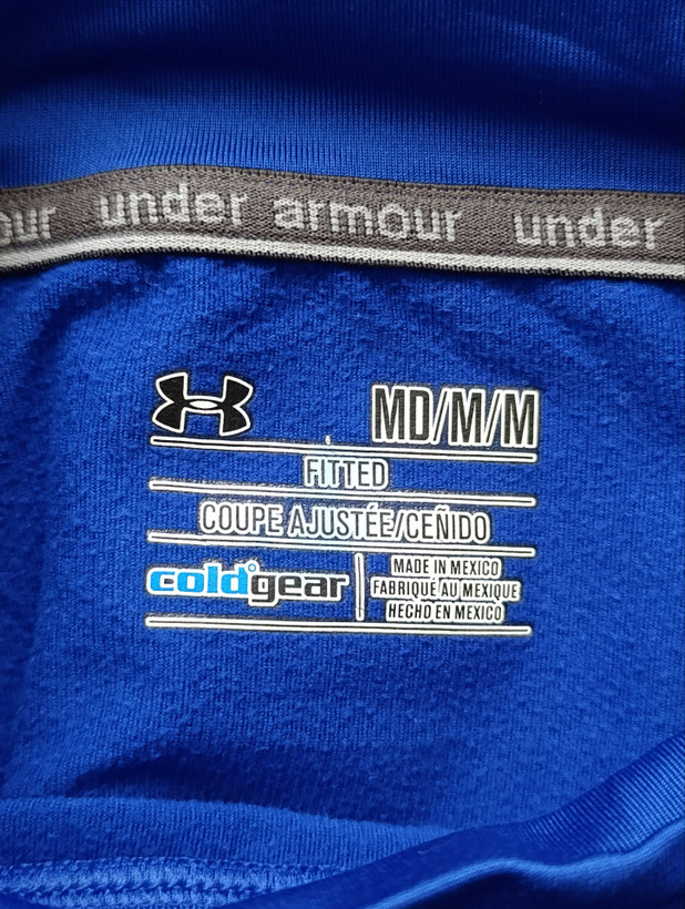 لباس ورزشی زنانه برند UNDER ARMOUR استوک اورجینال رنگ آبی نمای اتیکت و برند