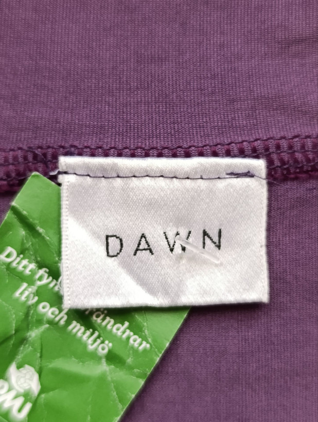 تی شرت ورزشی برند DAWN استوک اورجینال رنگ بنفش نمای اتیکت برند