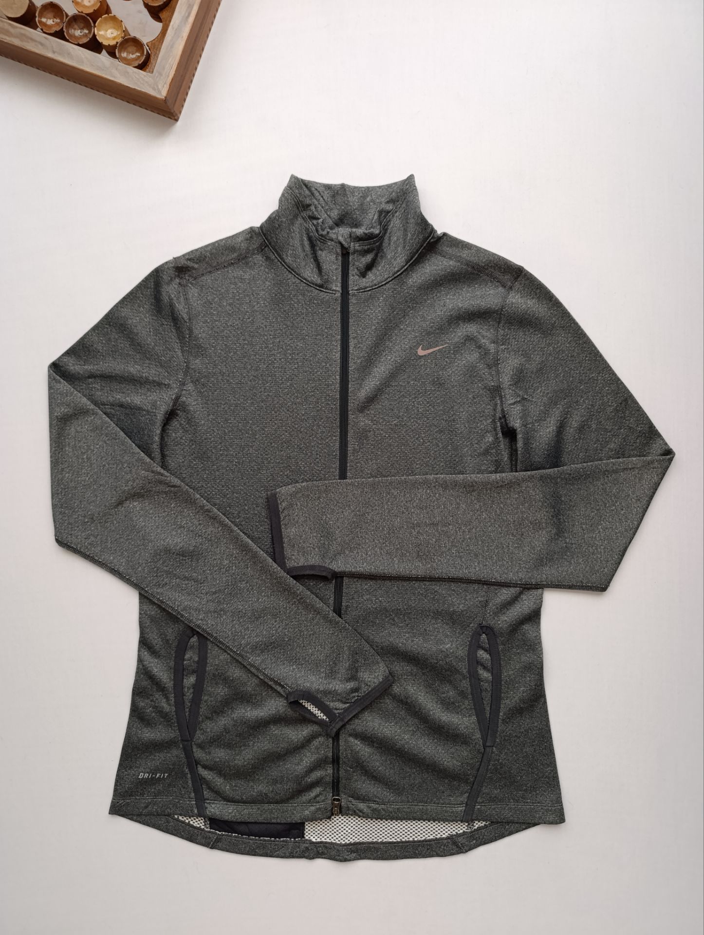 سویشرت ورزشی برند NIKE استوک اورجینال رنگ طوسی نمای جلو