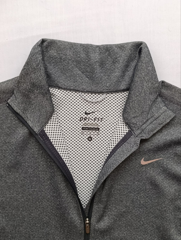 سویشرت ورزشی برند NIKE استوک اورجینال رنگ طوسی نمای یقه